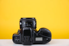 Load image into Gallery viewer, Minolta Dynax 3xi 35mm SLR Film Camera with 28mm f2.8 Lens

