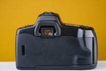 Load image into Gallery viewer, Minolta Dynax 300SI 35mm SLR Film Camera Kit with 28mm f2.8 and 70-210 f4 Lens
