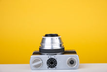 Load image into Gallery viewer, Carl Zeiss Werra 35mm Scale Focus Camera

