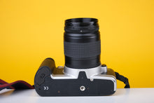 Load image into Gallery viewer, Canon EOS 500N 35mm SLR Film Camera with 28-80mm f3.5-5.6 Lens Boxed
