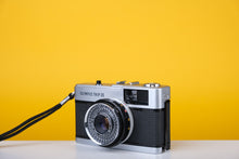 Load image into Gallery viewer, Olympus Trip 35 Vintage 35mm Film Camera with Zuiko 40mm f2.8 Lens and Lens Cap and Leather Case
