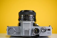 Load image into Gallery viewer, Minolta SRT101 35mm Film Camera with Minolta MD 50mm f/1.7
