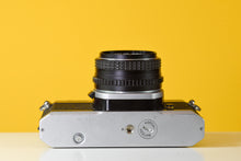 Load image into Gallery viewer, Pentax K1000 35mm Film Camera with SMC Pentax M 50mm f/1.7 Prime Lens
