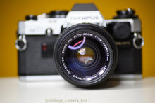 Load image into Gallery viewer, Olympus OM10 Vintage 35mm Film Camera with Zuiko MC Auto Zoom 35-70mm f/3.6 Lens
